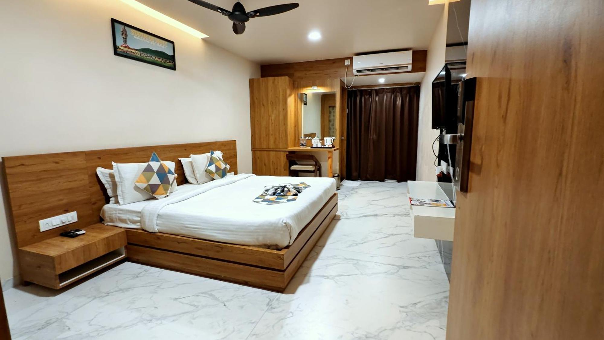 The Sky Imperial Unity Inn Garudeshwar Ngoại thất bức ảnh