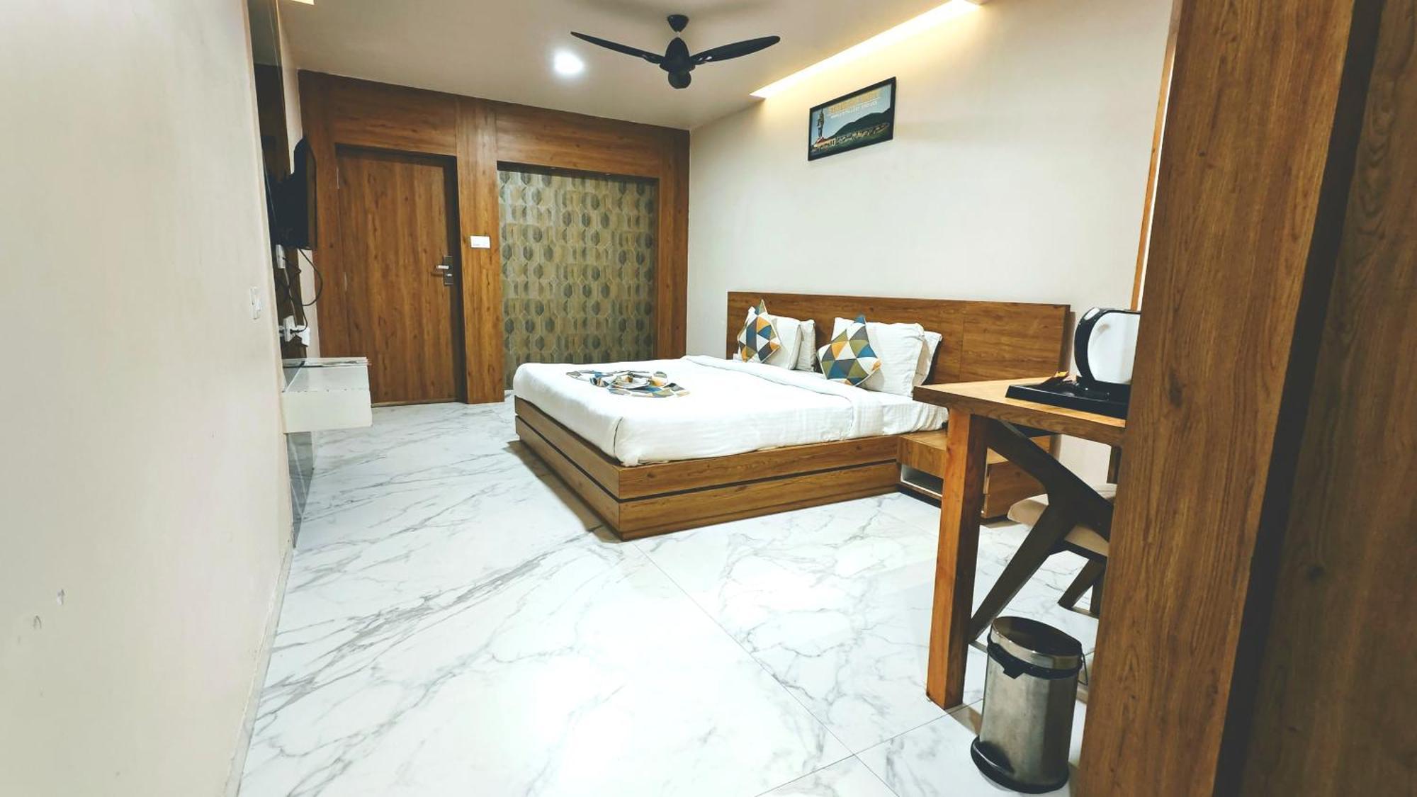The Sky Imperial Unity Inn Garudeshwar Ngoại thất bức ảnh